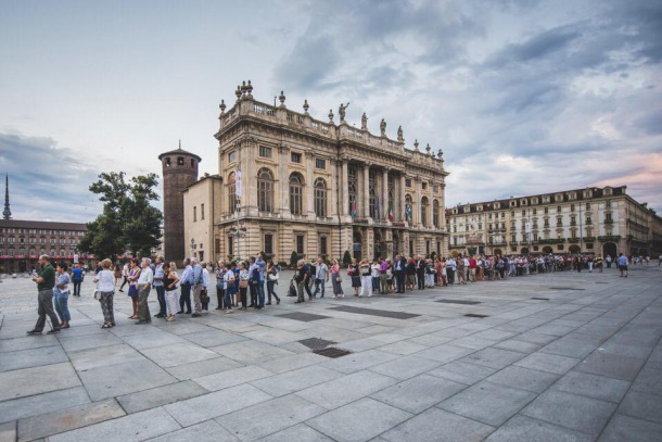 La coda immensa alle casse per il concerto del 27/06/2018 a Torino, davanti al Palazzo Reale dell'orchestra Klassica