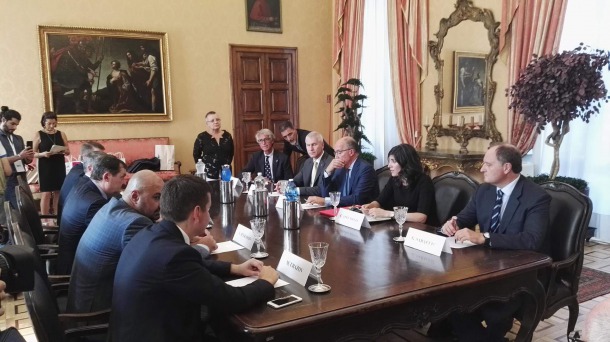 Zoia Sourovtseva traduce l'incontro ufficiale tra la delegazione russa e i rappresentatni italiani al Rettorato