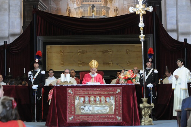 Кардинал Полетто перед святой плащаницей во время службы в Кафедральном соборе