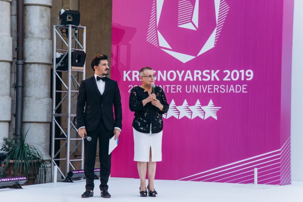 Зоя Суровцева и ведущий Максим торжественной церемонии по зажжению факела в Турине 20 сентября 2018 г.