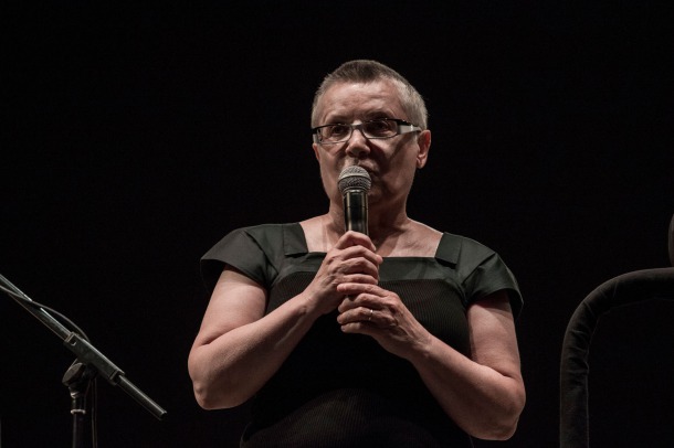 Зоя Суровцева с микрофоном в руках, переполненная эмоциями на сцене перед Королевским дворцом Турина