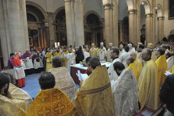 Solenne liturgia della Chiesa ortodossa russa al Duomo davanti alla Sindone