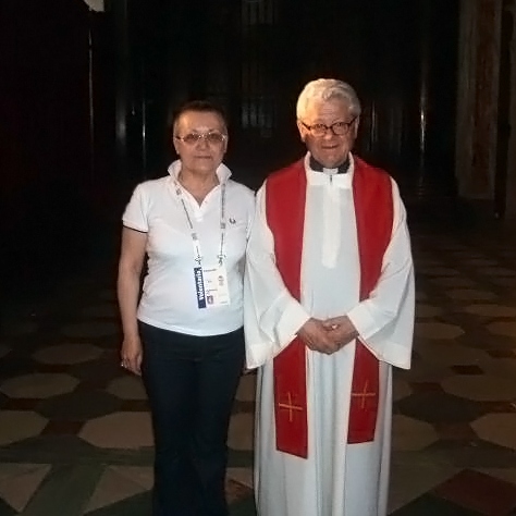 Зоя Суровцева и Монсиньор Джузеппе Гиберти, президент епархиальной комиссии по святой плащанице во время выставления в 2010 г.