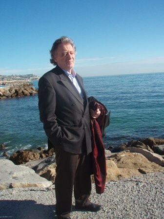 Александр Канторов, дирижер симфонического оркестра «Классика», на берегу Лигурийского моря в Сан-Ремо