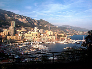 Знаменитый порт с яхтами Монако с высоты Монте-Карло